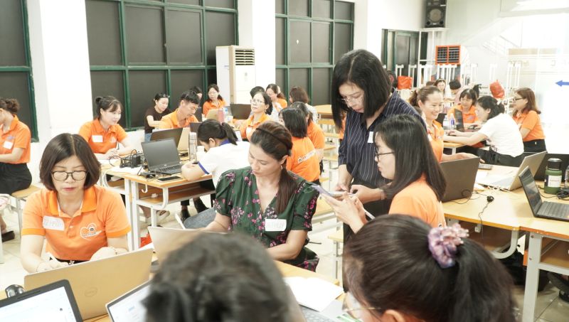 Các thầy cô giáo hào hứng làm việc nhóm, thực hành ứng dụng AI để tạo nên những sản phẩm học liệu số độc đáo ngay tại lớp học.