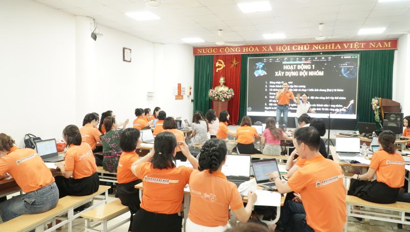 Toàn cảnh không gian sôi nổi và tràn đầy năng lượng tích cực tại Hội trường Workshop "Giáo viên trí tuệ thời AI" tại Hà Nội.